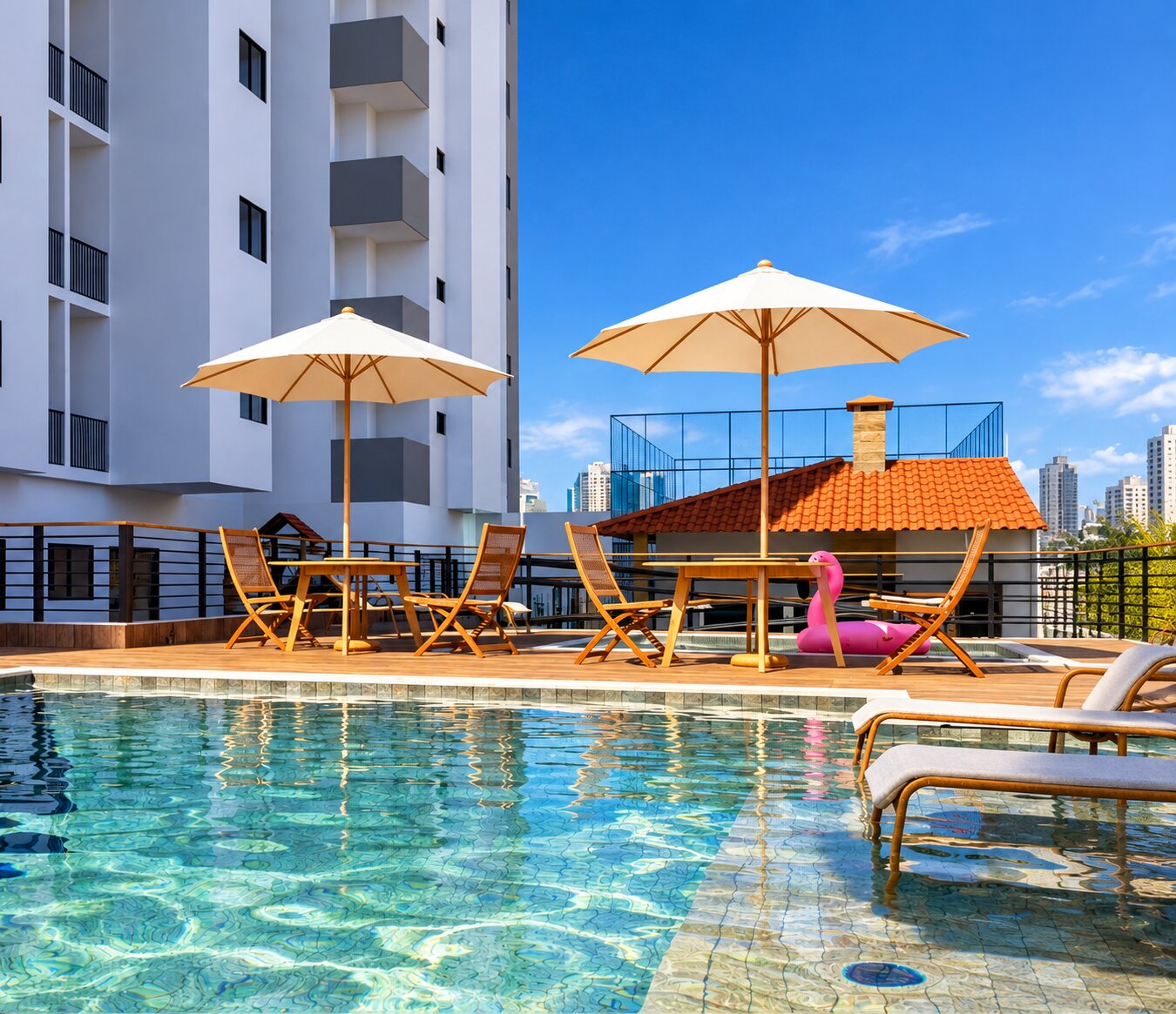 Piscina com deck