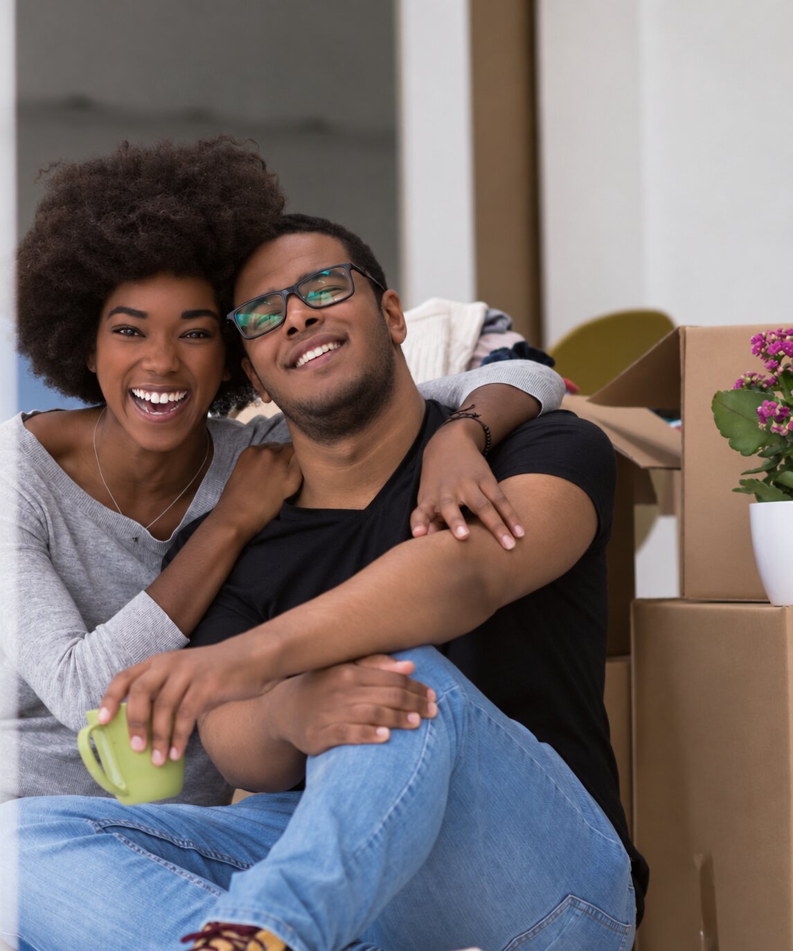 Casal comemorando a chegada ao novo apartamento